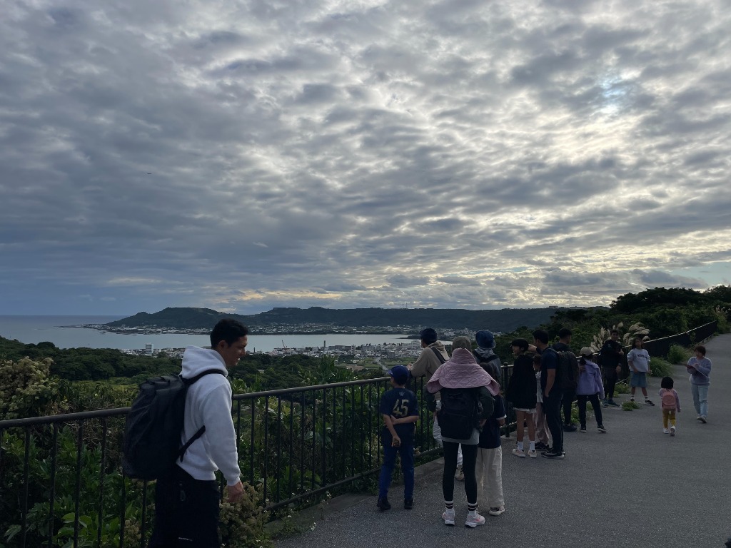 展望台からの景色を楽しむ参加者